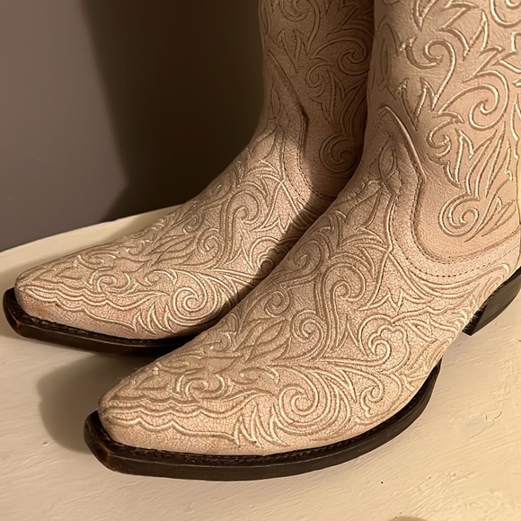 Ariat Women’s white cowboy boots - Picture 5 of 7